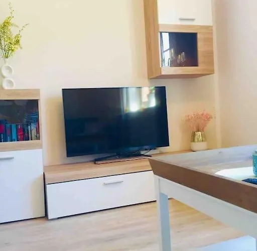 Nahe Mit Blick Ins Gruene * Schwerin (Mecklenburg-Vorpommern)